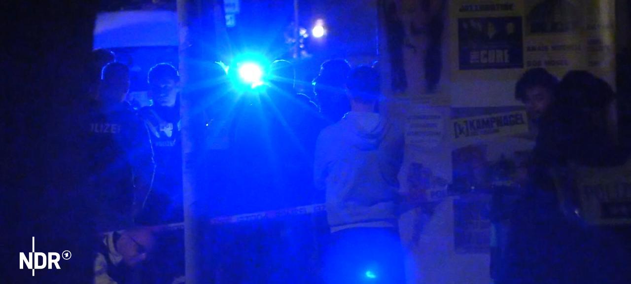Feuerwehr und Polizei sind nach einem Angriff mit Schusswaffe auf der Veddel im Einsatz. | NonStopNews Feuerwehr und Polizei sind nach einem Angriff mit Schusswaffe auf der Veddel im Einsatz.