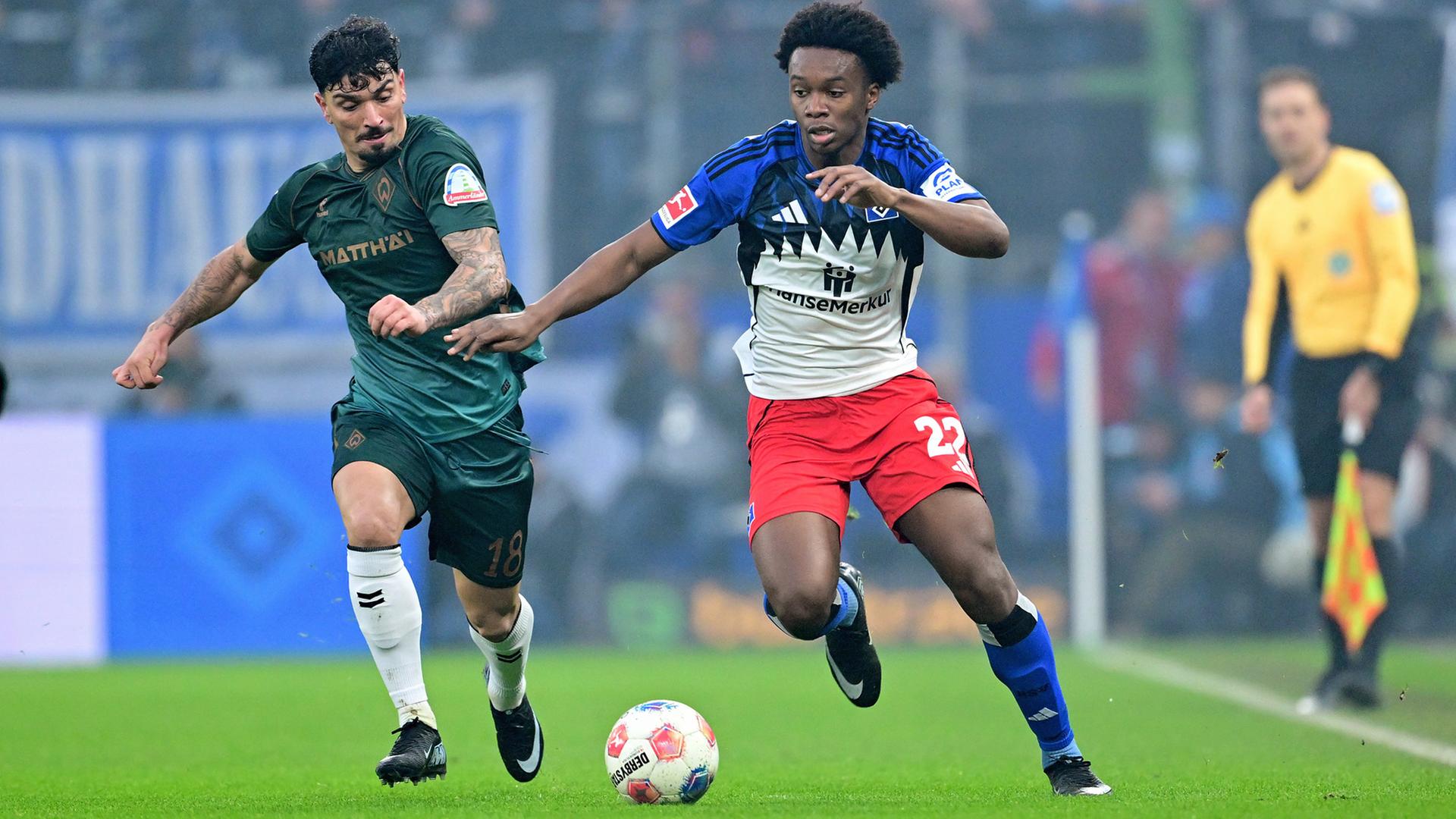 Hamburgs Aboubaka Soumahoro (r.) im Zweikampf mit Bremens Cameron Puertas | Witters/Valeria Witters