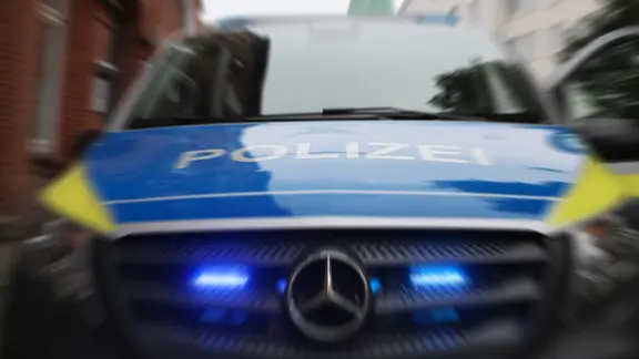 Ein Blaulicht leuchtet an einem Streifenwagen.