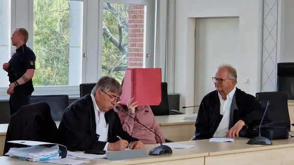 30. Fabian 秋季 Prozesstag:Angeklagte Gina H. sitzt zwischen ihren zwei Verteidigern |国家报告 罗斯托克地方法院中的个人和政治家