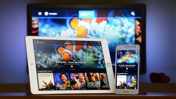 Ein Tablet, ein Smartphone und ein Fernseher zeigen die ARD Mediathek