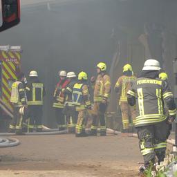 Einsatzkräfte der Feuerwehr bei Löscharbeiten auf einem Pferdehof in Melle.