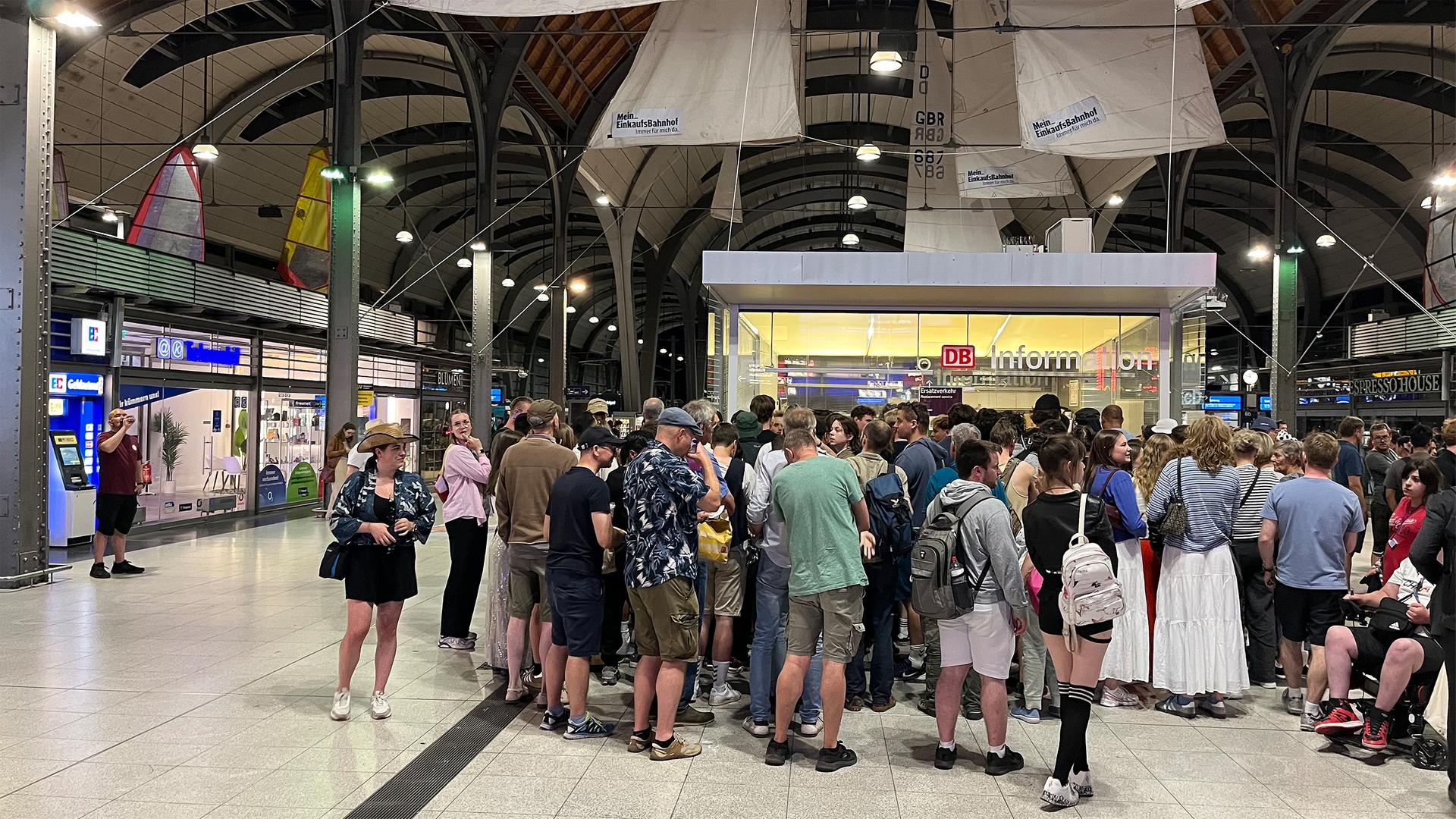 Kieler Woche: Chaos bei Besuchern nach Stromausfall und Bahnproblemen