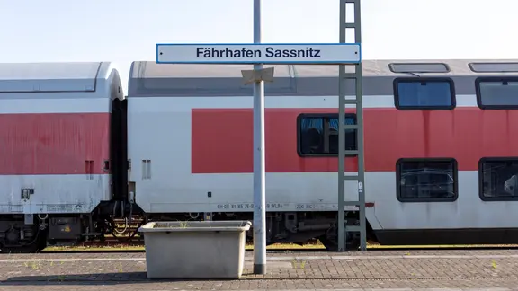 Ein Zug steht am Bahnhof "Fährhafen Sassnitz", von dem aus es Richtung Berlin geht. (Themenbild)