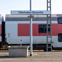 Ein Zug steht am Bahnhof "Fährhafen Sassnitz", von dem aus es Richtung Berlin geht. (Themenbild)