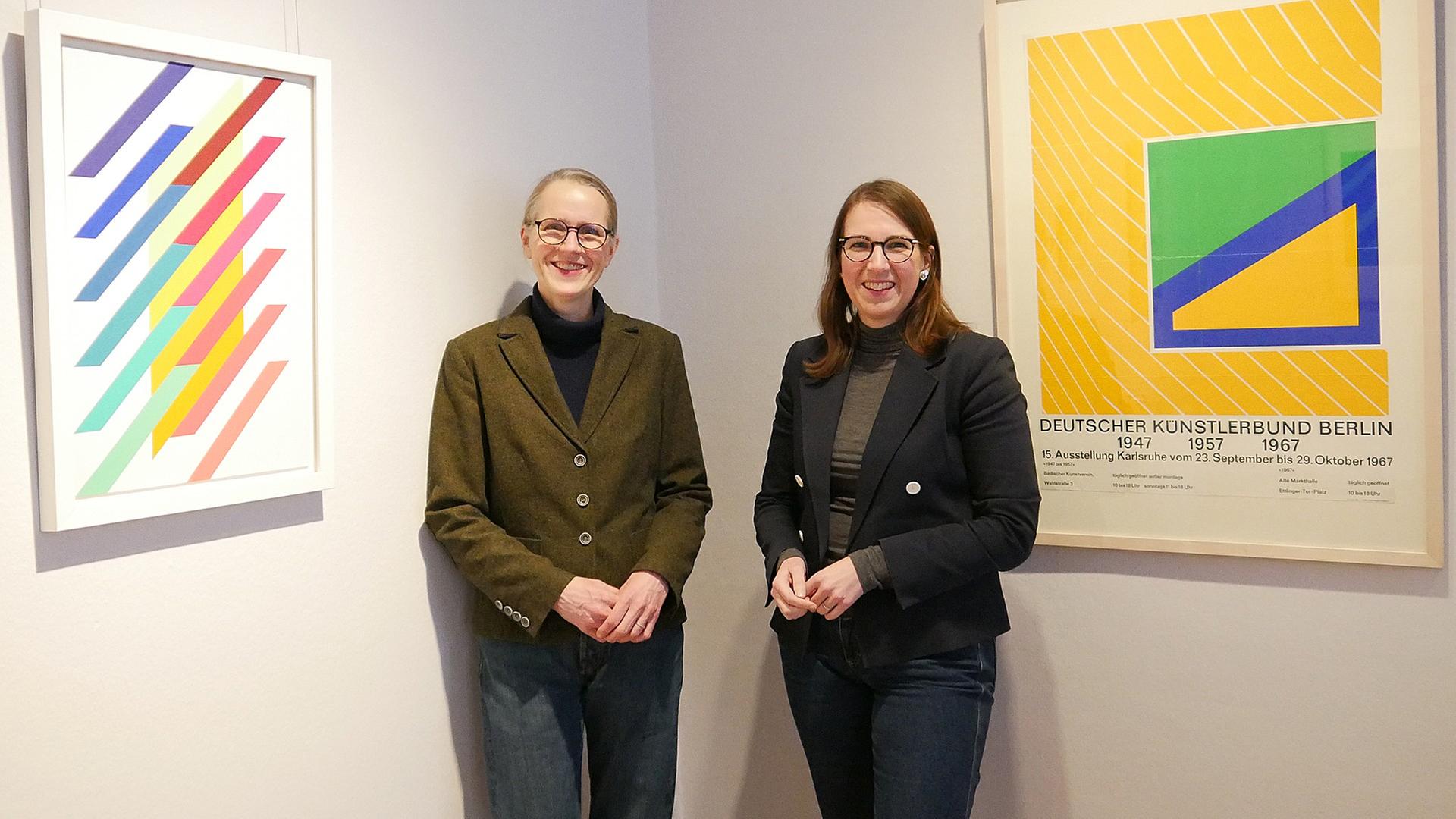 Zwei Frauen stehen in einer Ausstellung zwischen zwei Plakaten | Helgard Füchsel/NDR.de