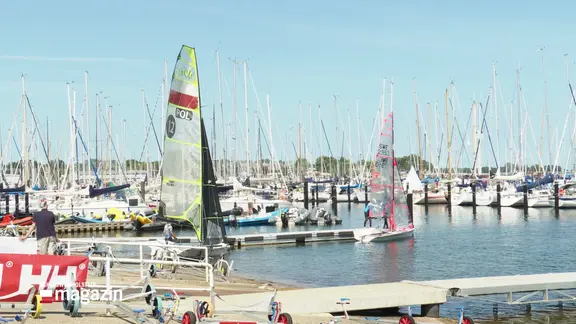 Segelboote in einem Hafen.