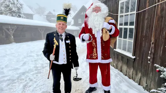 Auch der Weihnachtsmann persönlich ist dabei, wenn im Bergwerksmuseum die "Weihnachtsschicht" beginnt. | GLC AG Weihnachtsmann und Bergmann in traditioneller Tracht im Bergwerksmuseum Clausthal.