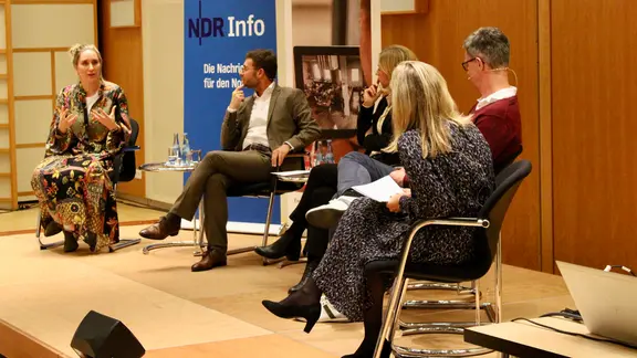 Moderatorin Christiane Uebing mit ihren Gästen auf dem Diskussions-Panel der NDR Info NewsFair in Hamburg-Lokstedt: Svea Eckers, Christopher Buschow, Simone Schicketanz und Simon Rusch (v.l.n.r.).