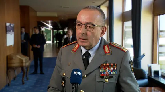 Ein General der Bundeswehr gibt ein Interview