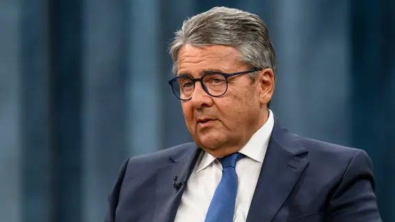 Ex-Außenminister Sigmar Gabriel spricht in einer Talkshow.