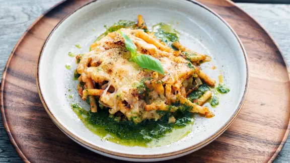 EIn tiefer Teller mit einem Makkaroni-Auflauf. | NDR, Tarik Rose EIn tiefer Teller mit einem Makkaroni-Auflauf.