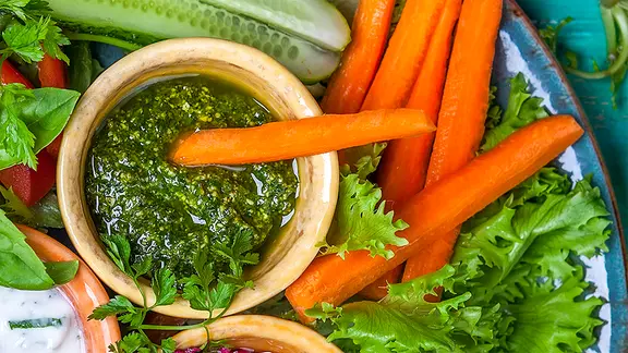 Karotte mit grünem Pesto.