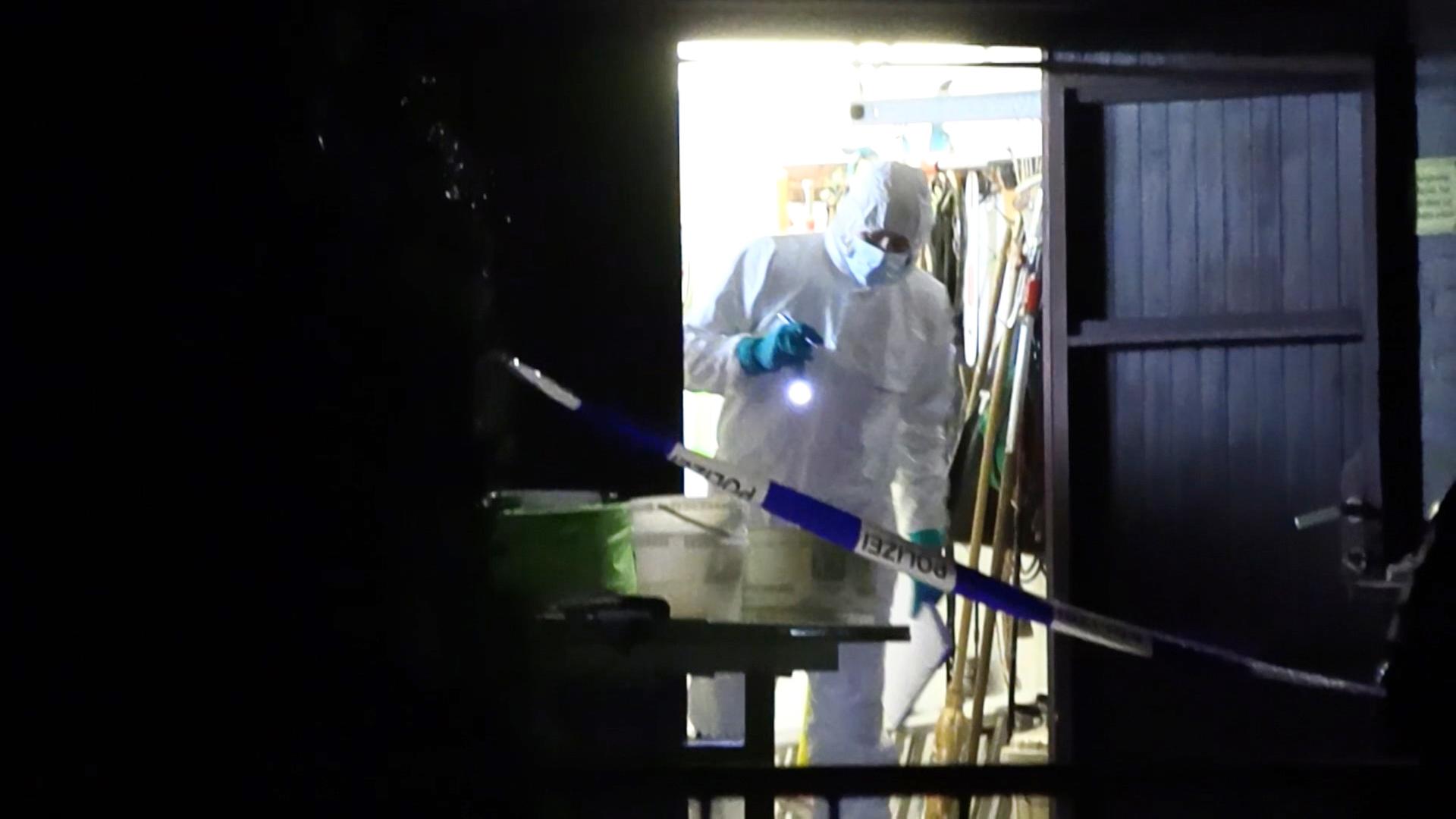 Polizisten untersuchen ein Haus in Tostedt, in dem ein Rentner tot aufgefunden wurde | TeleNewsN>etwork