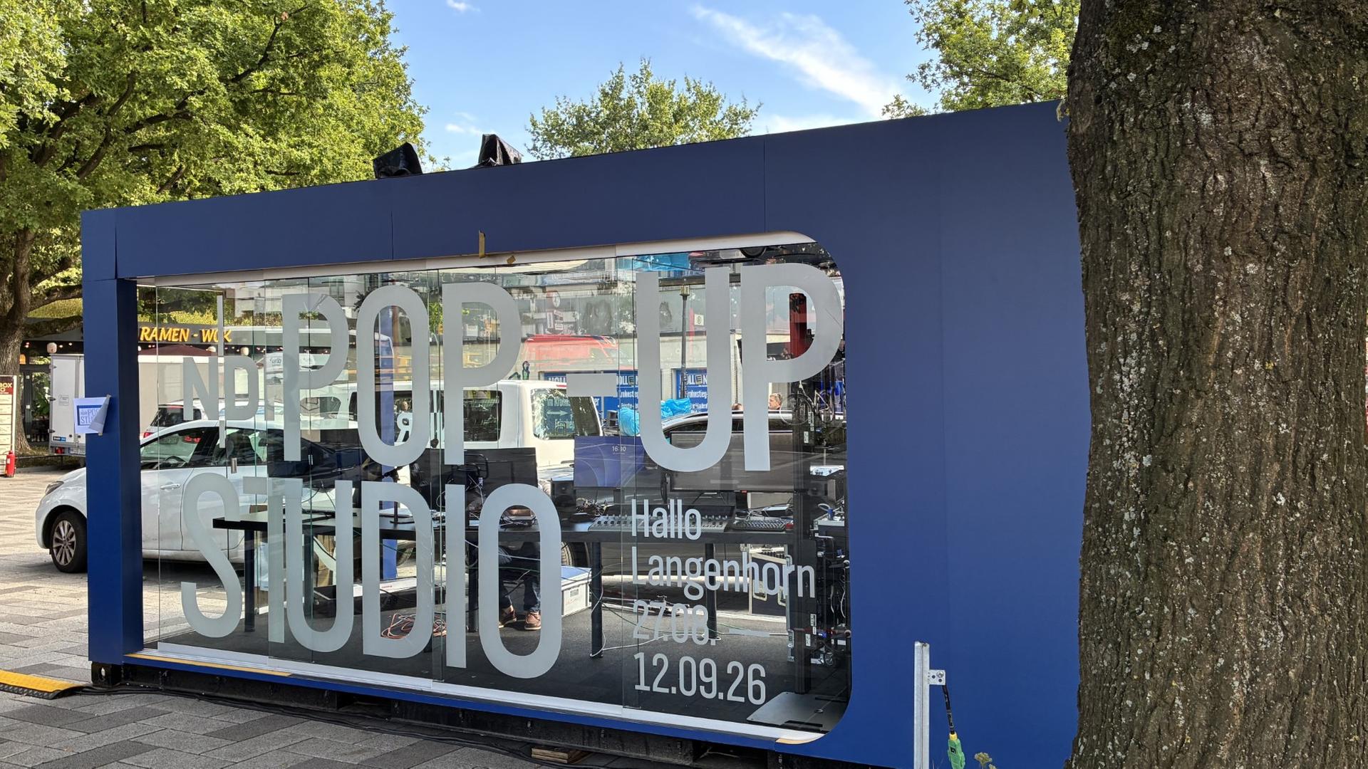 Der Sendecontainer des NDR steht am Langenhorner Markt in Hamburg.  | NDR