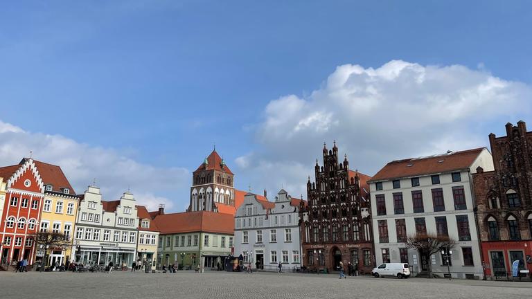 Der Marktplatz in Greifswald mit Blick auf die Marienkirche.