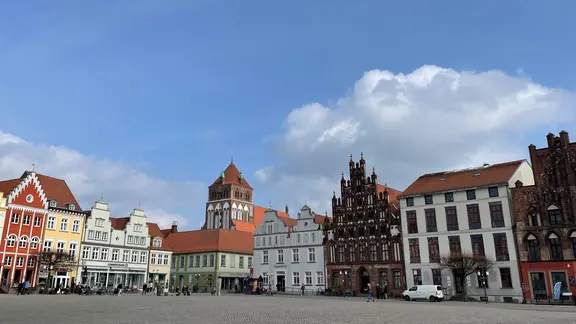 Der Marktplatz in Greifswald mit Blick auf die Marienkirche.