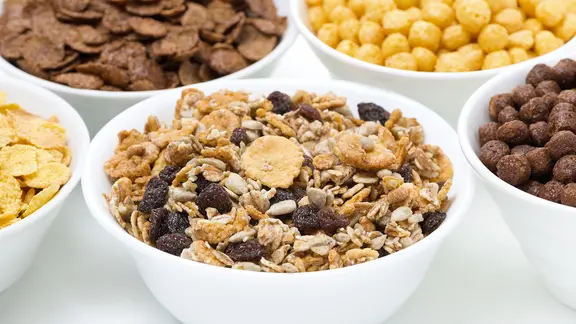 In fertigen Müslis und Frühstücksflocken steckt oft viel zu viel Zucker. | PantherMedia, cook_inspire Diverse Frühstückscerealien
