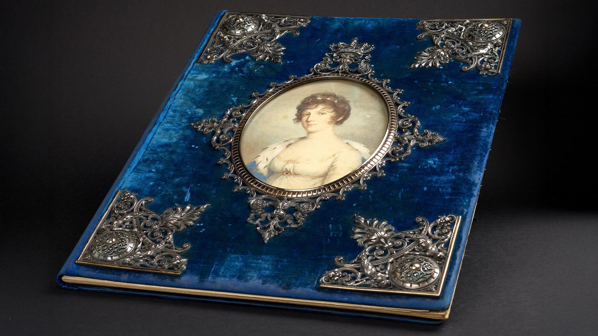 Ein in blauen Samt eingebundenes Album zeigt das Porträt der Mutter des Herzogs Wilhelm von Braunschweig, Marie Elisabeth. | Gottfried Wilhelm Leibniz Bibliothek (GWLB)