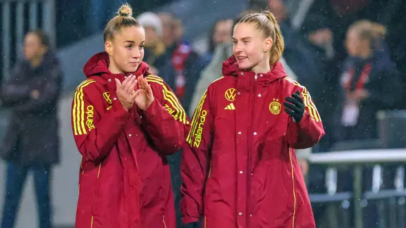 Die deutschen Fußball-Nationalspielerinnen Giulia Gwinn (l.) und Janina Minge | IMAGO/Fotostand Die deutschen Fußball-Nationalspielerinnen Giulia Gwinn (l.) und Janina Minge