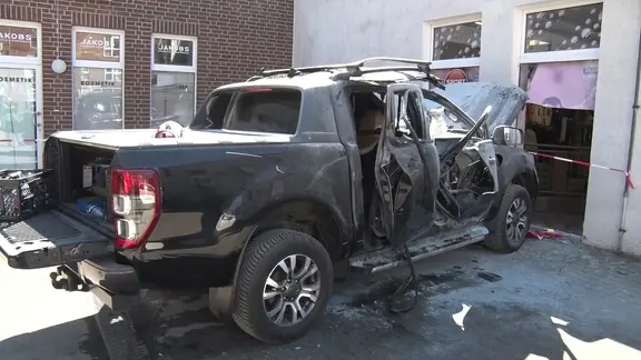 Ein Pick-up Truck ist nach einer Explosion in Meppen stark beschädigt.
