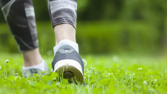 Zwei dunkle Turnschuhe.