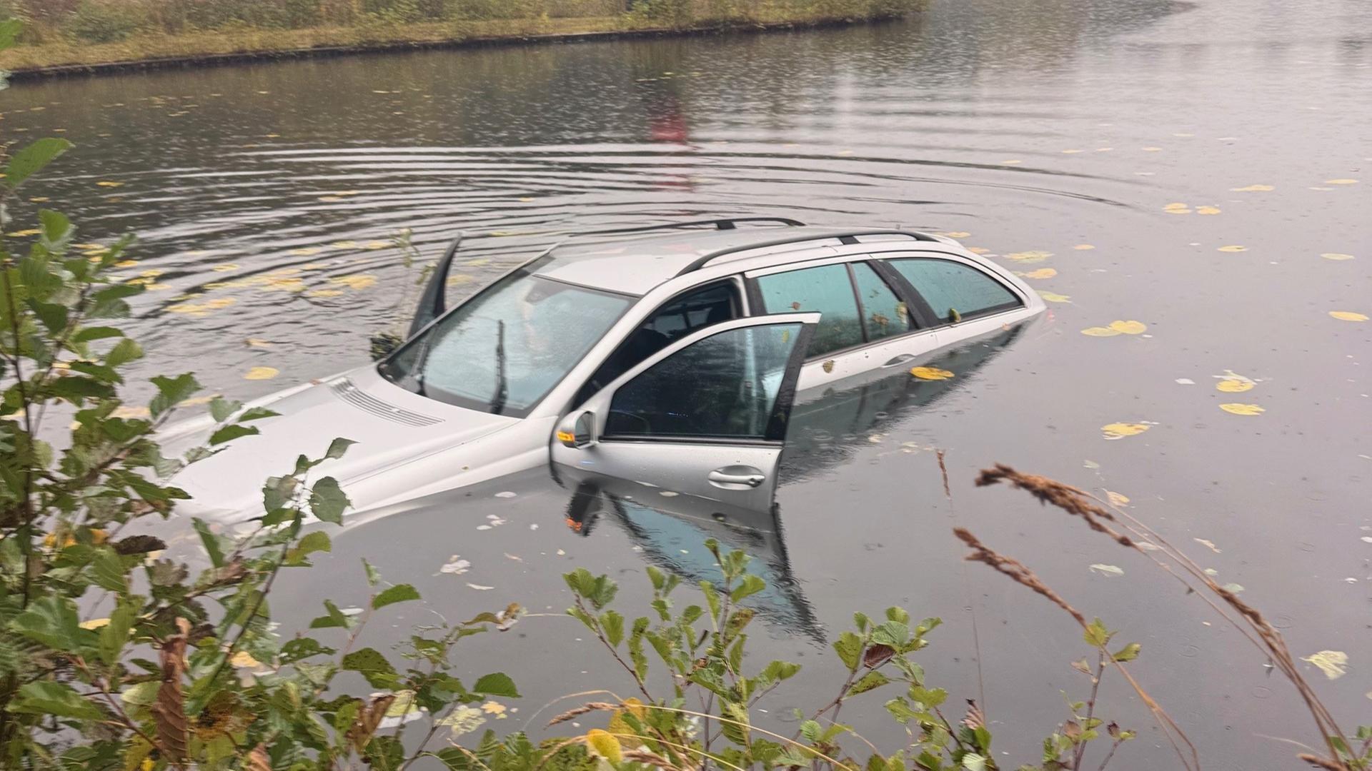 Ein silbernes Auto landete nach einer Verfolgung in einem See in Munster. | Polizeiinspektion Heidekreis