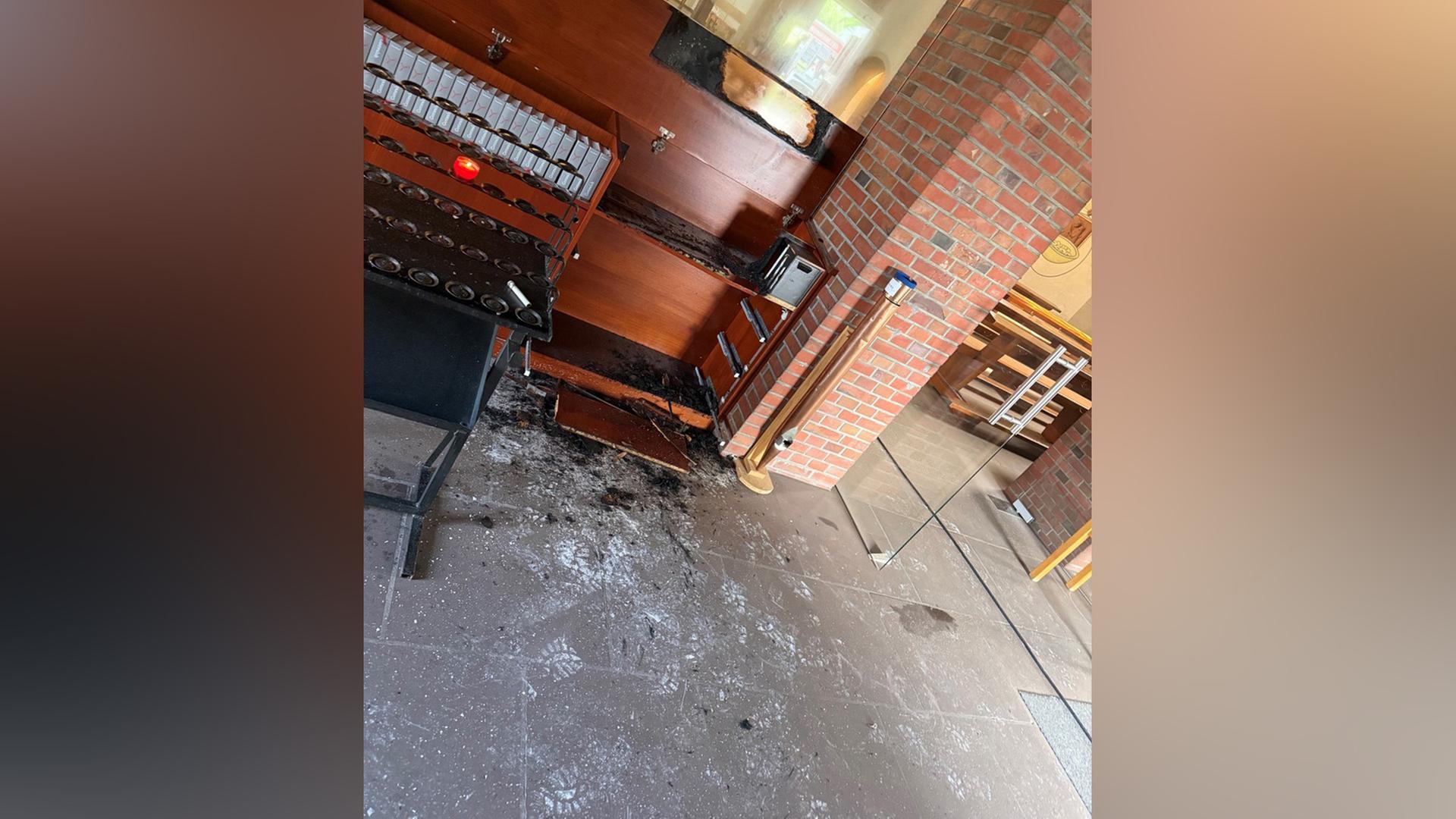 Brandspuren in einer Kirche in Delmenhorst. Hier wurden Bibeln angezündet. | Polizeiinspektion Delmenhorst/Oldenburg-Land/Wesermarsch