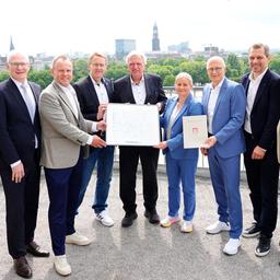 Katharina Fegebank (Zweite Buergermeisterin Hamburg), Thomas Arnold (Vorstand Finanzen, DOSB), Andy Grote (Senator fuer Inneres und Sport Hamburg), Daniel Guenther (Ministerpraesident Schleswig-Holstein), Volker Bouffier (DOSB-Vorstand mit besonderen Aufgaben), Kerstin Holze (Vizepraesidentin, Deutscher Olympischer Sportbund, DOSB), Dr. Peter Tschentscher (Erster Buergermeister Hamburg), Michael Mronz (Mitglied DOSB-Praesidium und IOC-Mitglied), Praesidentin Katharina von Kodolitsch (Hamburger Sportbund, HSB)