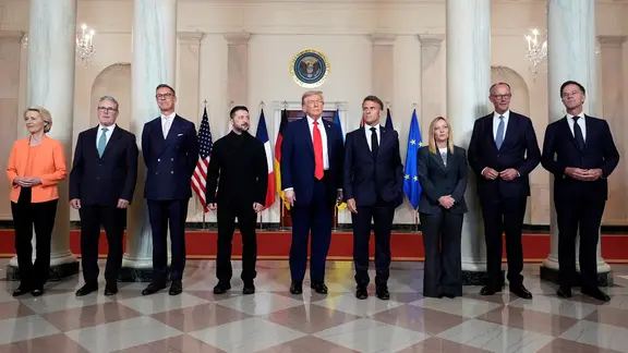 US-Präsident Donald Trump steht in der Mitte seiner Besucher, unter ihnen Selenskyj, Macron, Merz und von der Leyen.