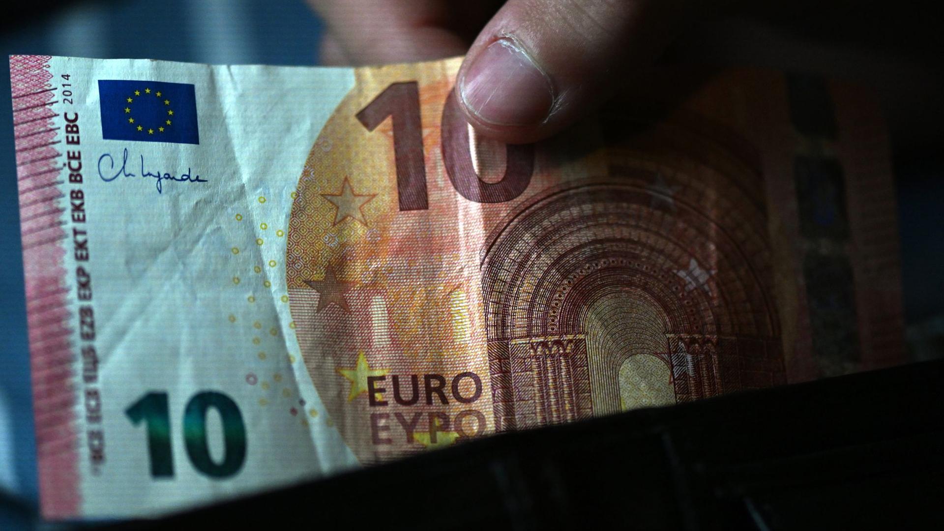 Ein Zeuge übergab dem Mann einen Zehn-Euro-Schein aus seinem Portemonnaie. | Federico Gambarini/dpa
