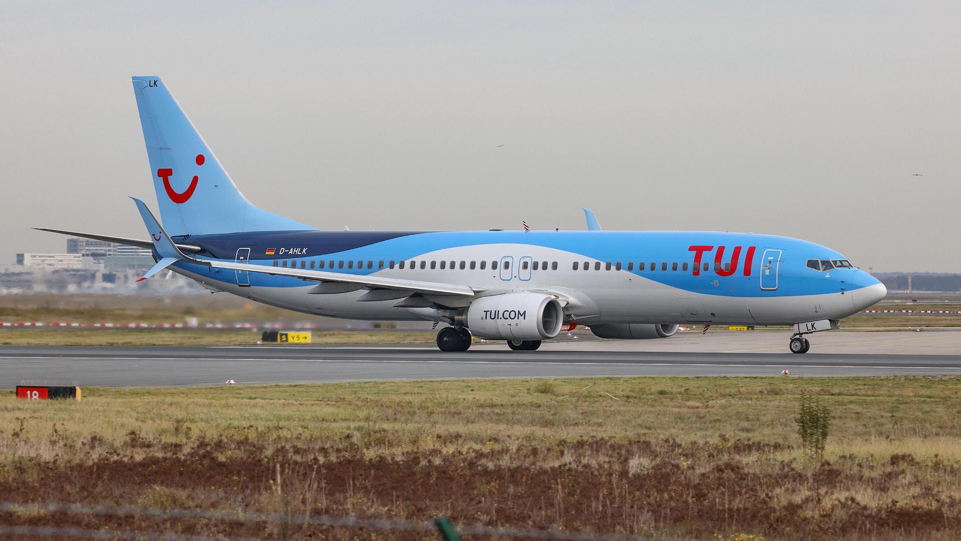 Ein Flugzeug der Fluggesellschaft mir der Aufschrift TUI steht auf dem Rollfeld. | picture alliance / Rene Traut Fotografie | Rene Traut