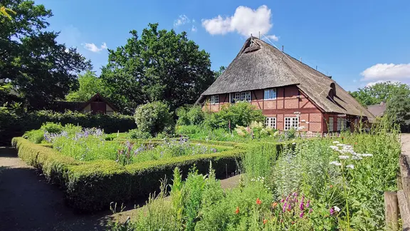 Blauer Himmel über dem Harderhof im Museumsdorf Volksdorf. | NDR, Bernd Lauruschkat Blauer Himmel über dem Harderhof im Museumsdorf Volksdorf.