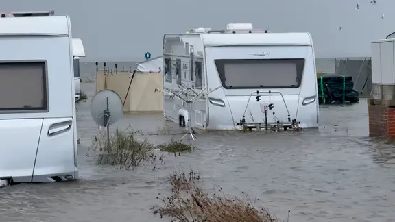 Ein Campingplatz auf Norderney steht unter Wasser.