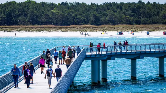 Urlauber auf der neuen Seebrücke in Prerow. | picture alliance/dpa, Jens Büttner Urlauber auf der neuen Seebrücke in Prerow.