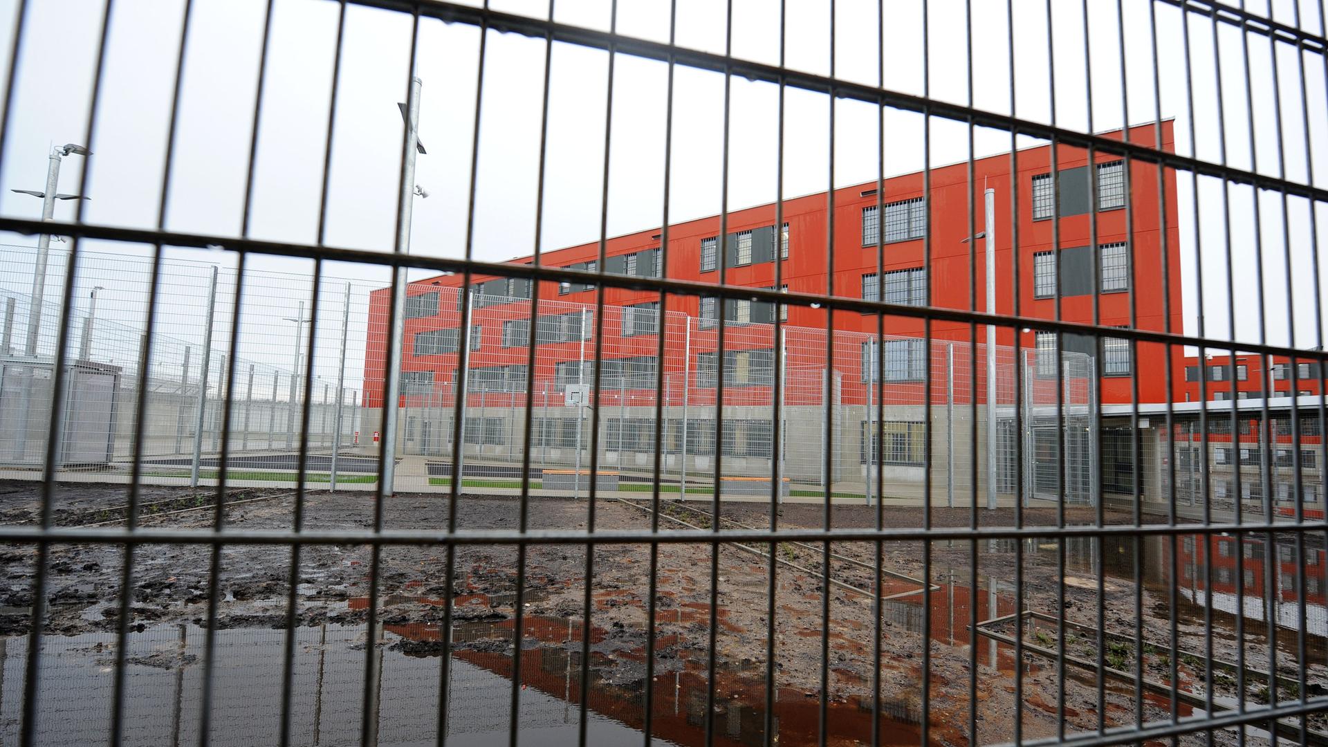 Ein Gebäude der JVA Bremervörde von außen fotografiert. | picture alliance/dpa, Carmen Jaspersen