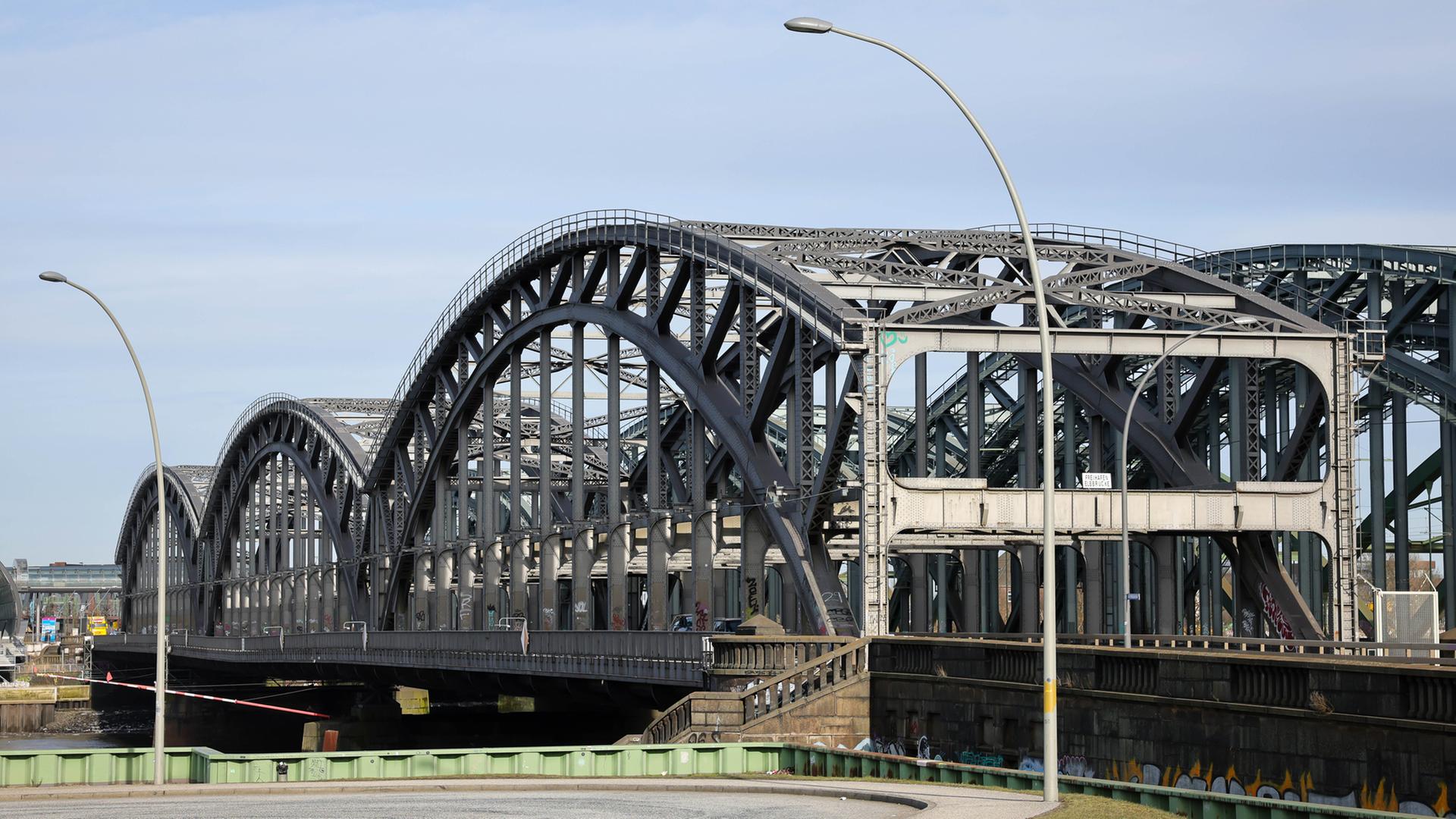 Nach Schiffsunfall: Teilabriss der Freihafenelbbrücke geplant