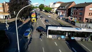 Ein Auto ist nach eine Unfall mit einem Linienbus stark beschädigt.