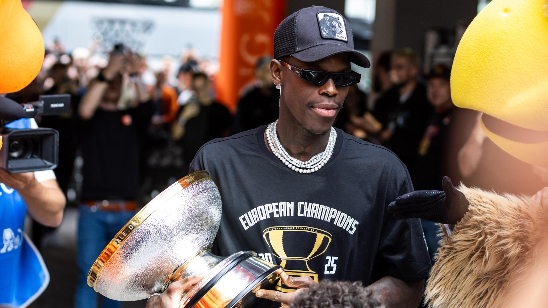 Dennis Schröder mit dem EM-Pokal nach der Basketball-Europameisterschaft 2025 | picture alliance / nordphoto GmbH, Trienitz