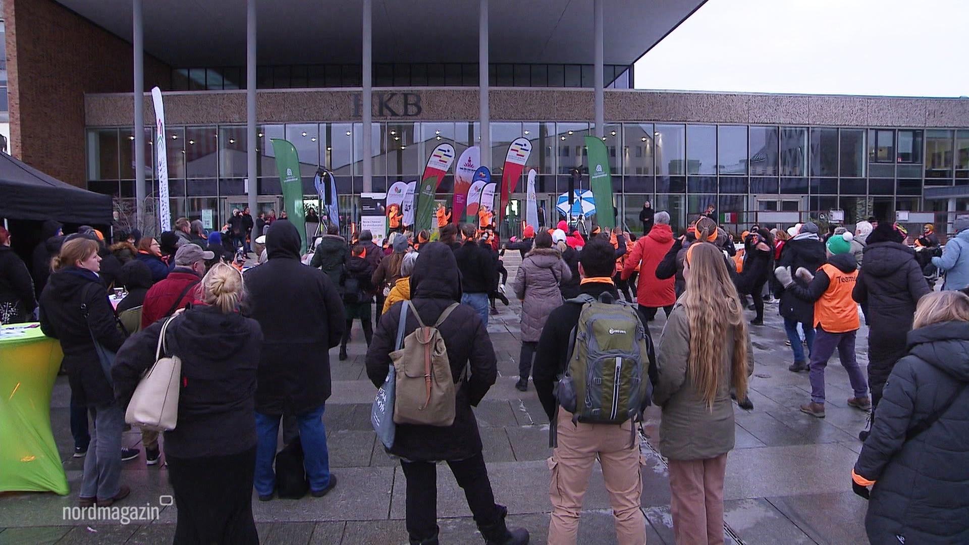 Gegen Gewalt an Frauen: "One Billion Rising" in MV