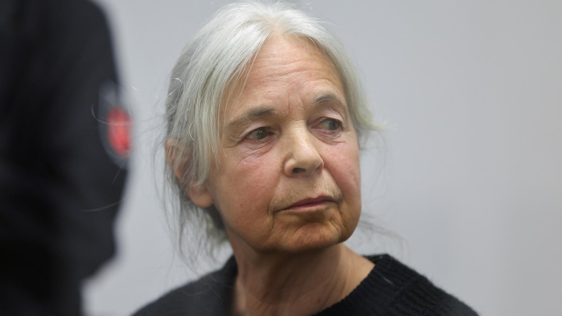 Daniela Klette sitzt im Oberlandesgericht Celle im Gerichtssaal. | picture alliance/dpa/Reuters/Pool, Wolfgang Rattay