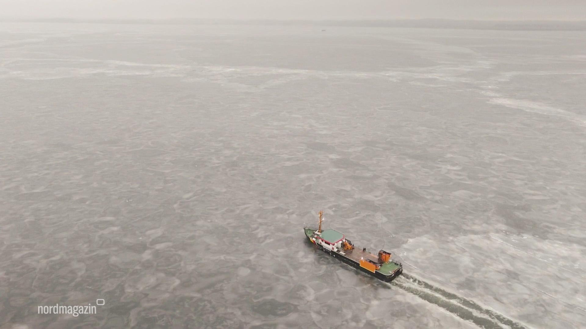 Eisbrecher trotzt hartnäckigem Eis auf der Ostsee