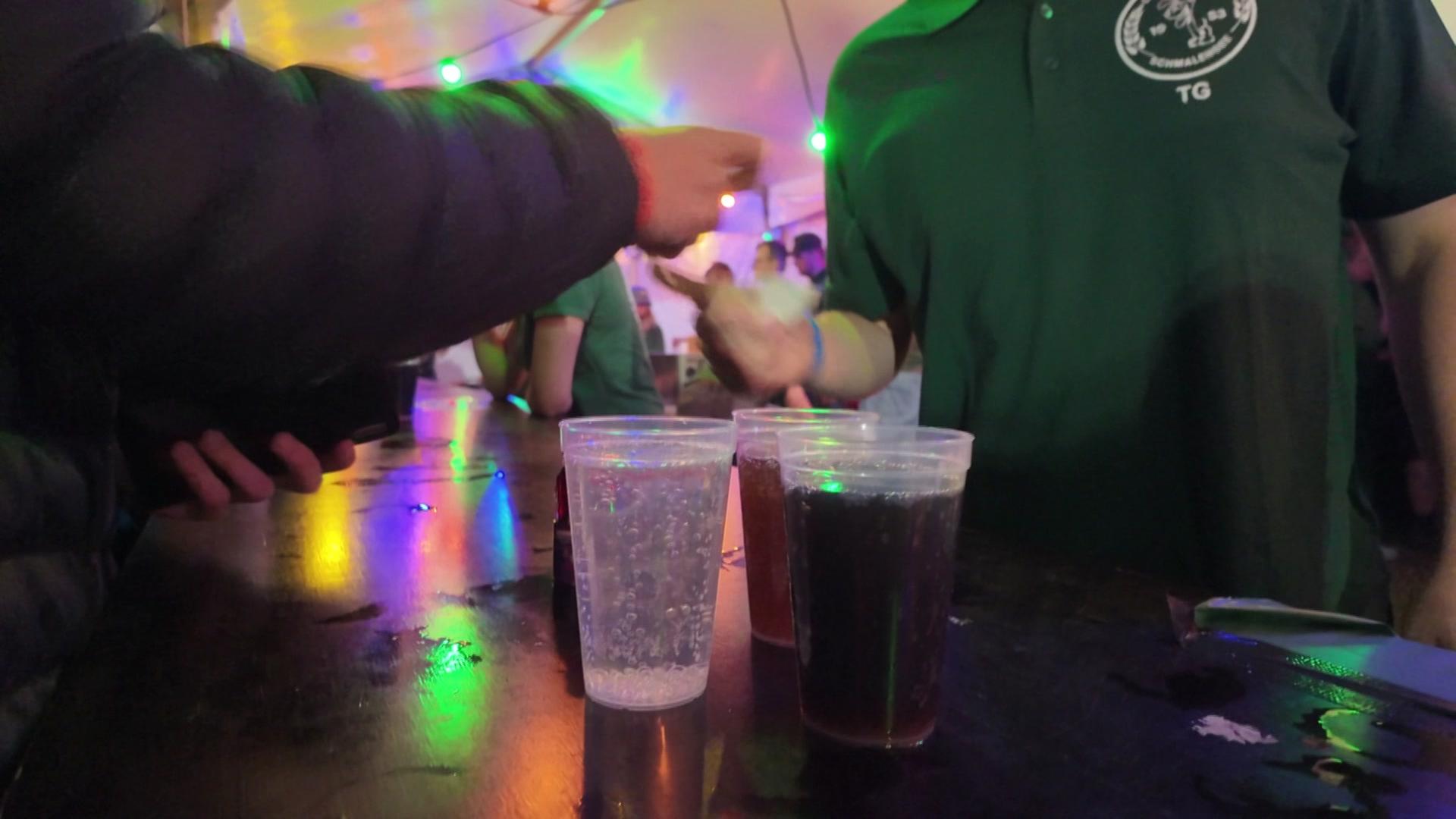 Drei Becher mit alkoholischen Getränken auf der Bar einer Landjugendfete. | NDR
