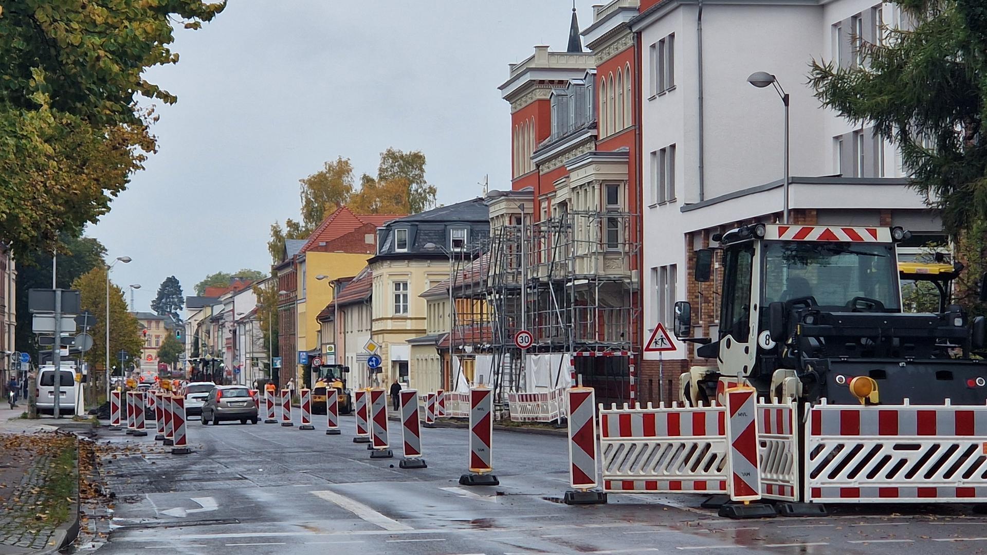 Eine Straße ist halbseitig gesperrt, Autos fahren an der Baustelle vorbei | Birgit Vitense