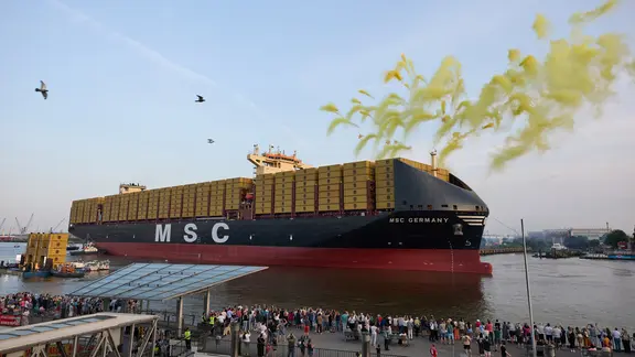 Feuerwerkskörper explodieren über dem Containerschiff "MSC Germany" während seiner Taufe im Rahmen des "MSC Yellow Festivals" im Hamburger Hafen.