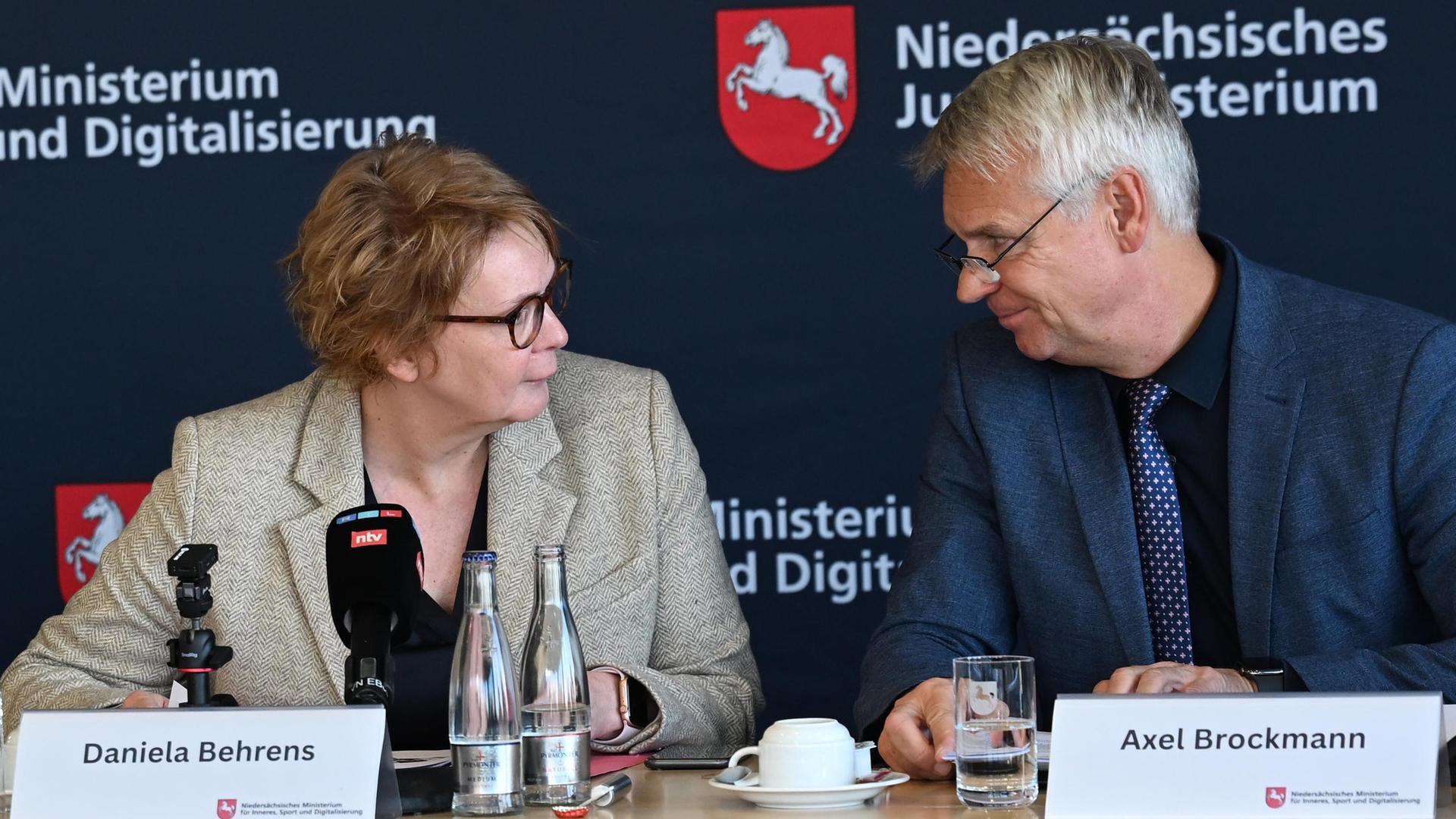 Daniela Behrens (SPD), Innenministerin von Niedersachen, spricht mit Axel Brockmann, Polizeipräsident von Niedersachsen, während der Pressekonferenz des niedersächsischen Justiz- und Innenministeriums, um das Lagebild 