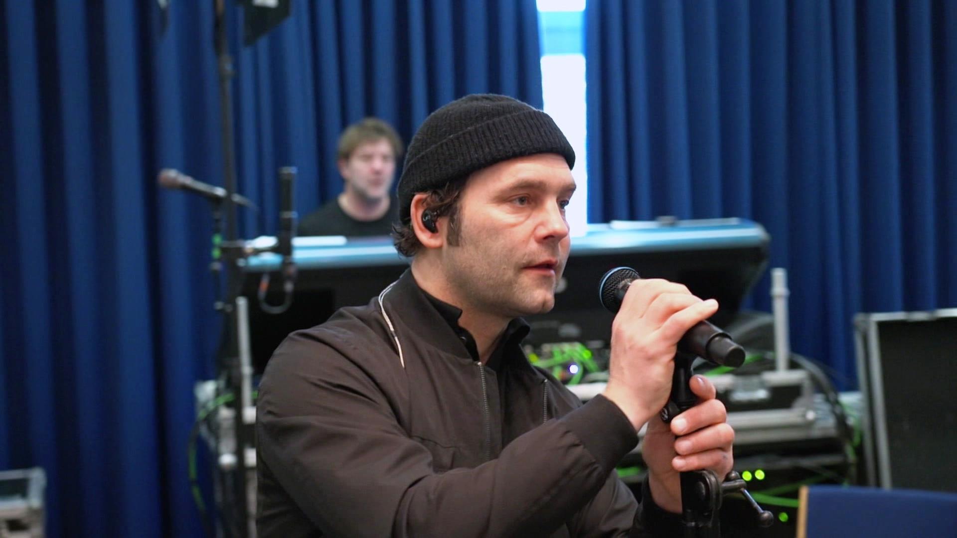 Bosse am Mikrofon. | Screenshot