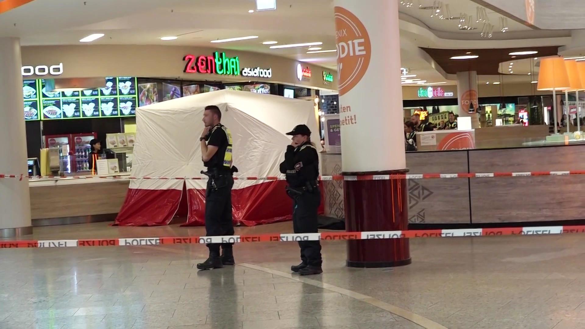 Zwei Polizeibeamte stehen nach einem Messerangriff im Phoenix-Center. | Nonstopnews