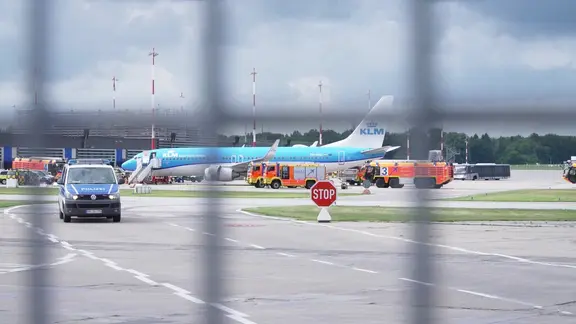 Eine Maschine von KLM steht nach einem gemeldeten Triebwerksbrand auf dem Hamburger Flughafen.