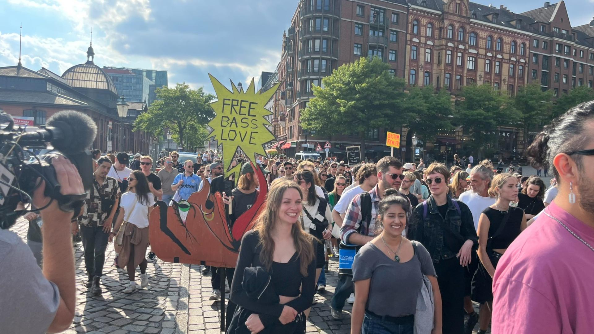 Demo-Rave zieht durch die Hamburger Innenstadt